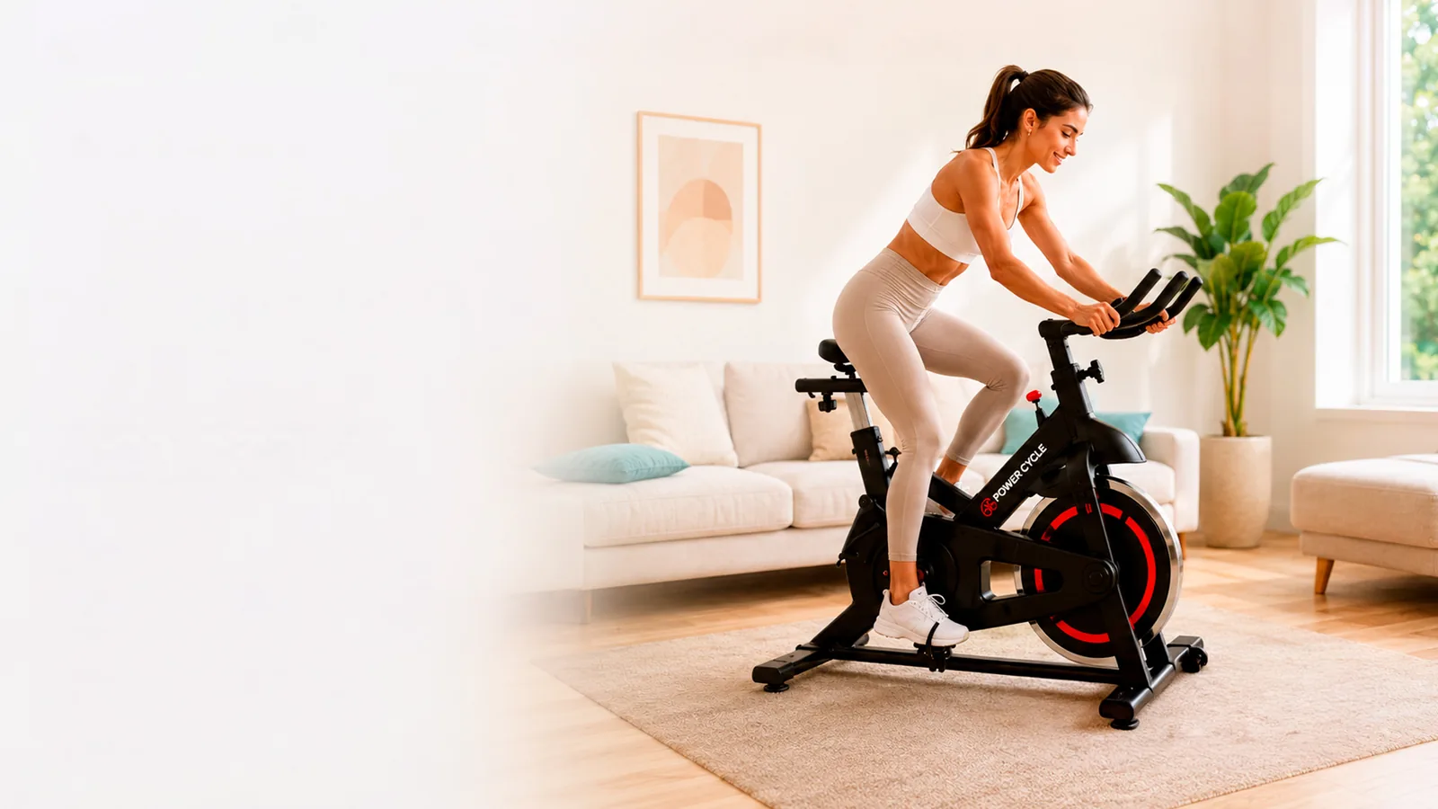 Mulher treinando em bike de spinning Power Cycle na sala de casa